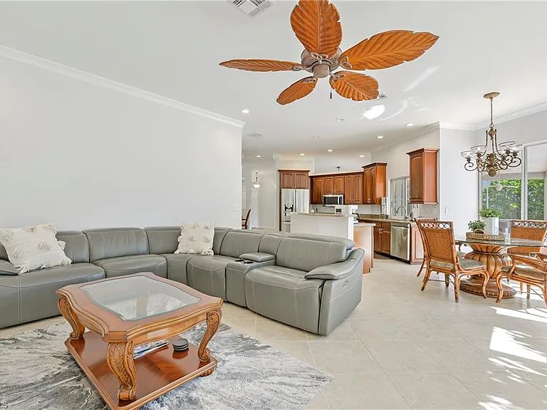 300 Wentworth Ct — Photo 27