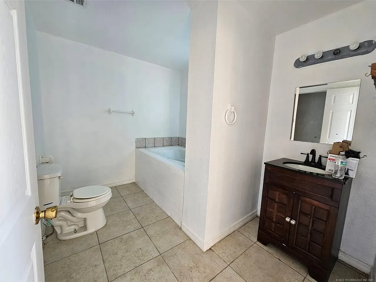 3 bed, 4610 sqft, $2,900 — Photo 3