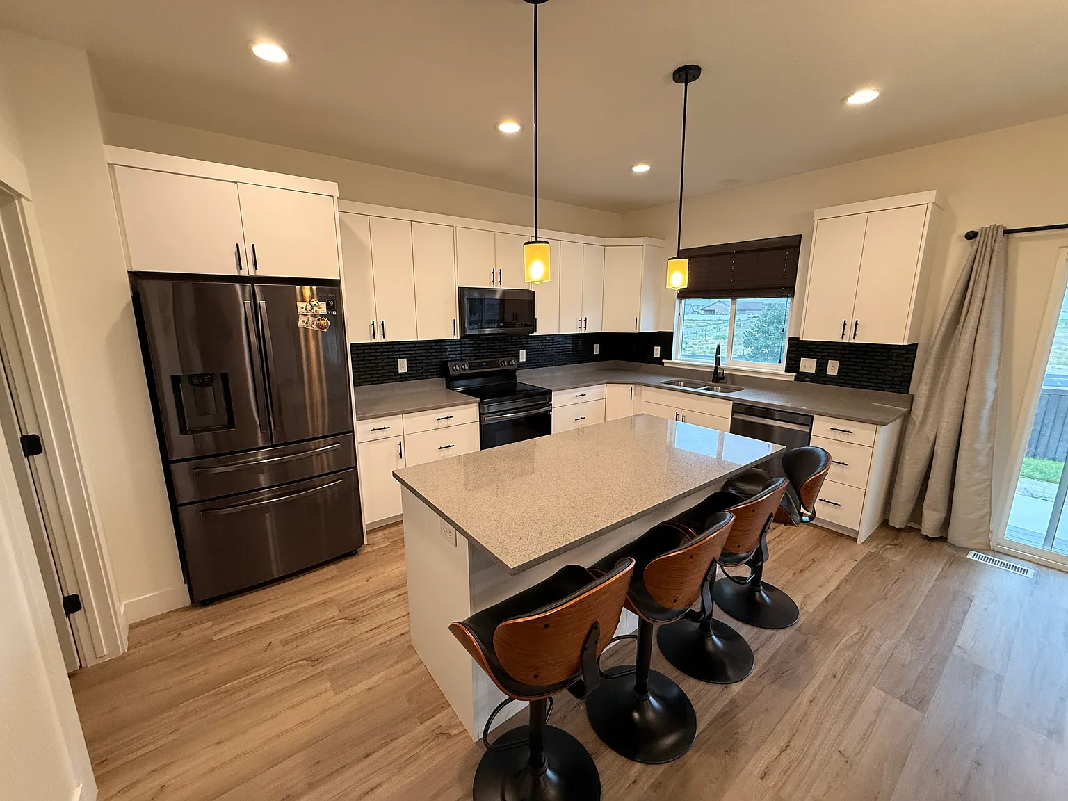 4 bed, 2.5 bath, 1932 sqft, $2,600 — Photo 2