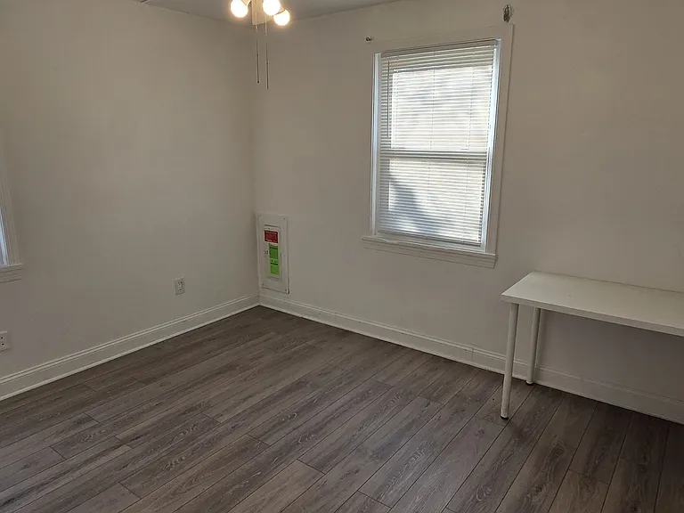409 N Horners Ln — Photo 8