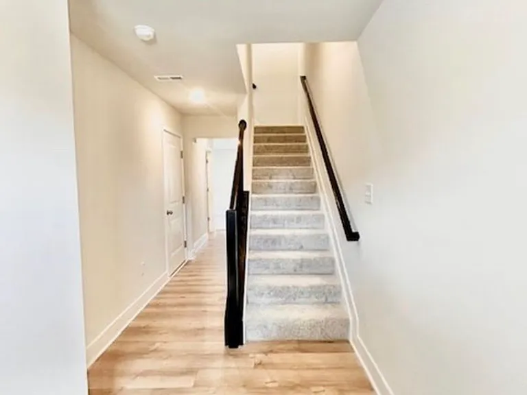 2208 Rodgers Dr — Photo 2