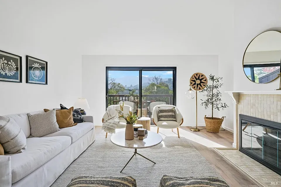 2 bed, 1.5 bath, 1120 sqft, $4,550 — Photo 1