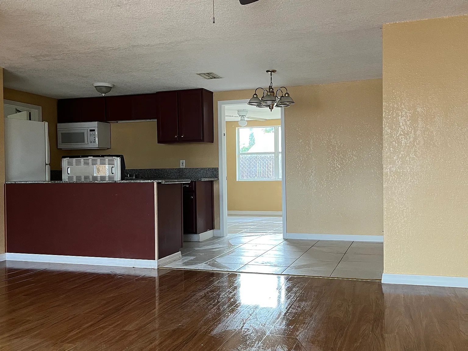 3 bed, 1051 sqft, $1,695 — Photo 2