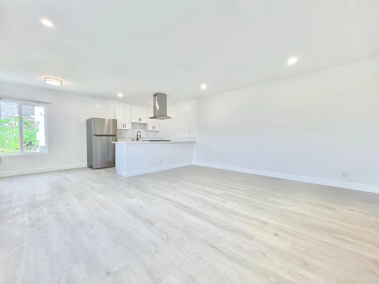 7305 Variel Avenue — Photo 7