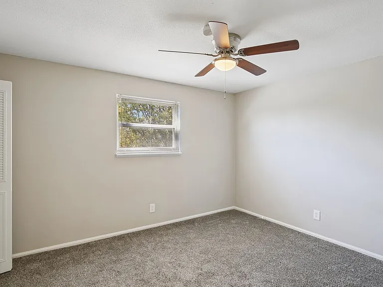 Mission Manor Apartments — Photo 9