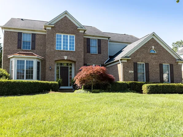 451 Hampton Woods Ln, Lake Orion, MI 48360
