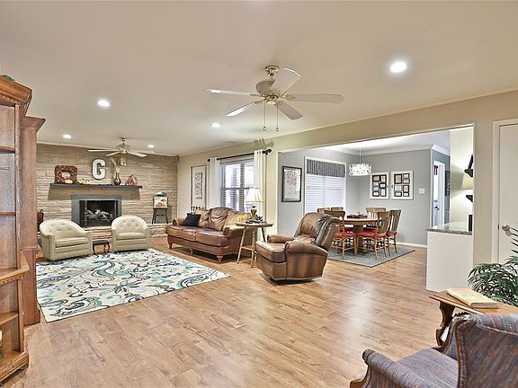 4th image of 2050 Woodridge Dr
