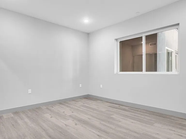 7040 Woodman Ave #107 — Photo 13