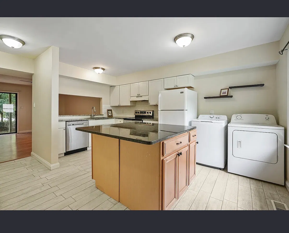 2 bed, 1.5 bath, 1056 sqft, $1,400 — Photo 1