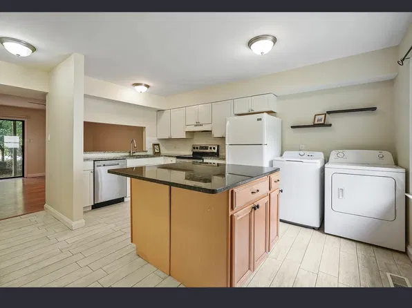 875 Martin Luther King Jr Blvd APT 4, Chapel Hill, NC 27514