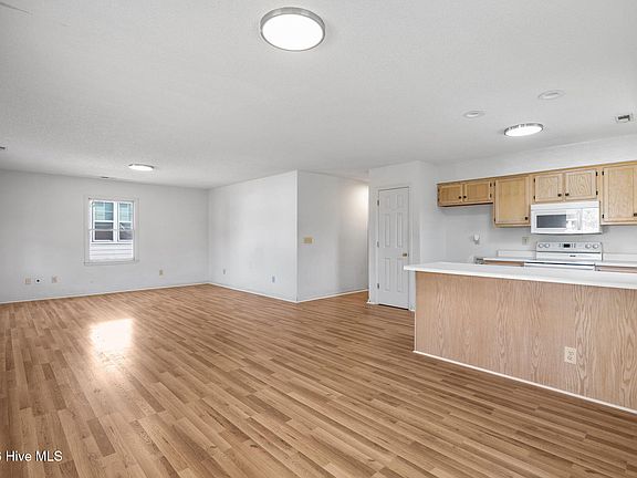 4th image of 228 NE 52nd Street