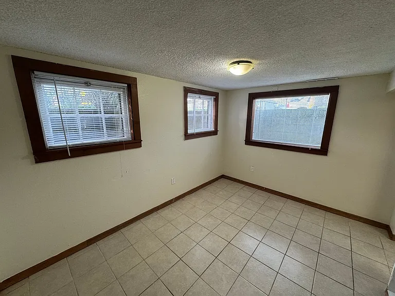 411 - 1143 NW 31st Street — Photo 5