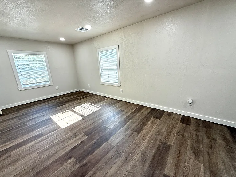 723 Roff St NE — Photo 10