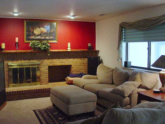 Family Room w/Gas FP & Wet Bar