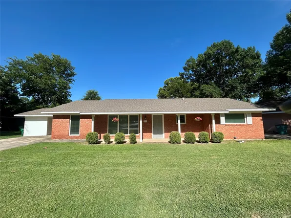 306 Line Dr, Gainesville, TX 76240
