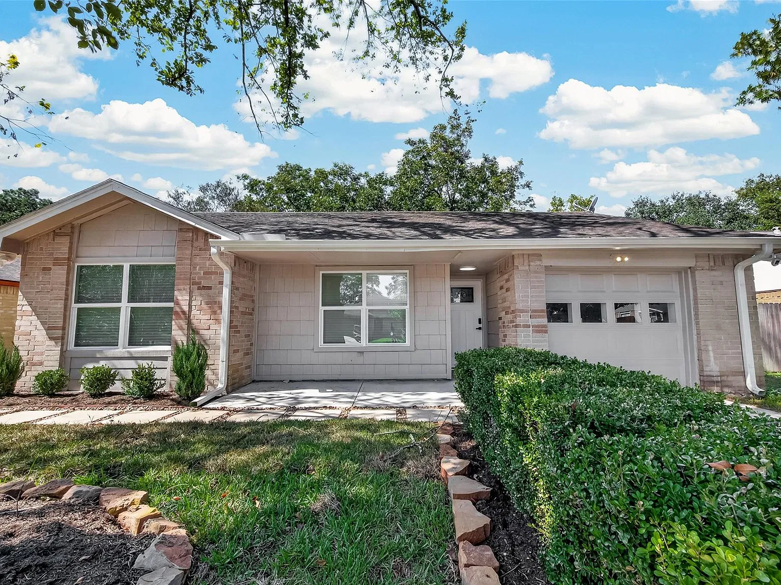 4 bed, 3.0 bath, 1400 sqft, $1,900 — Photo 1