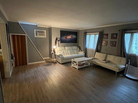 2nd image of 193 Broadway #1