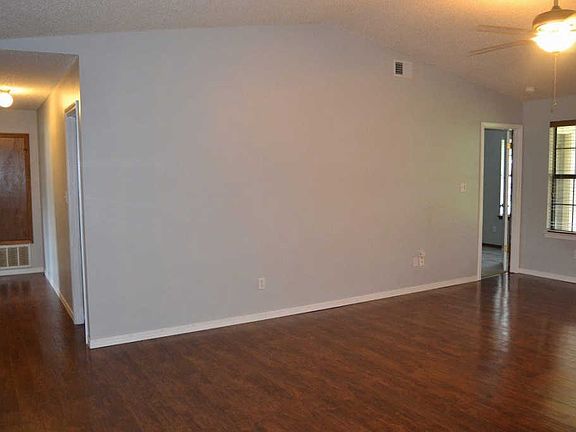 4th image of 5701 Dove Dr