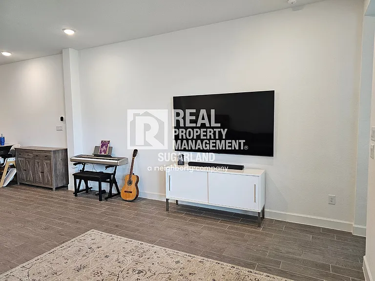 1414 Emma Lake Dr — Photo 11