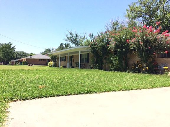 2nd image of 916 Preston Ln