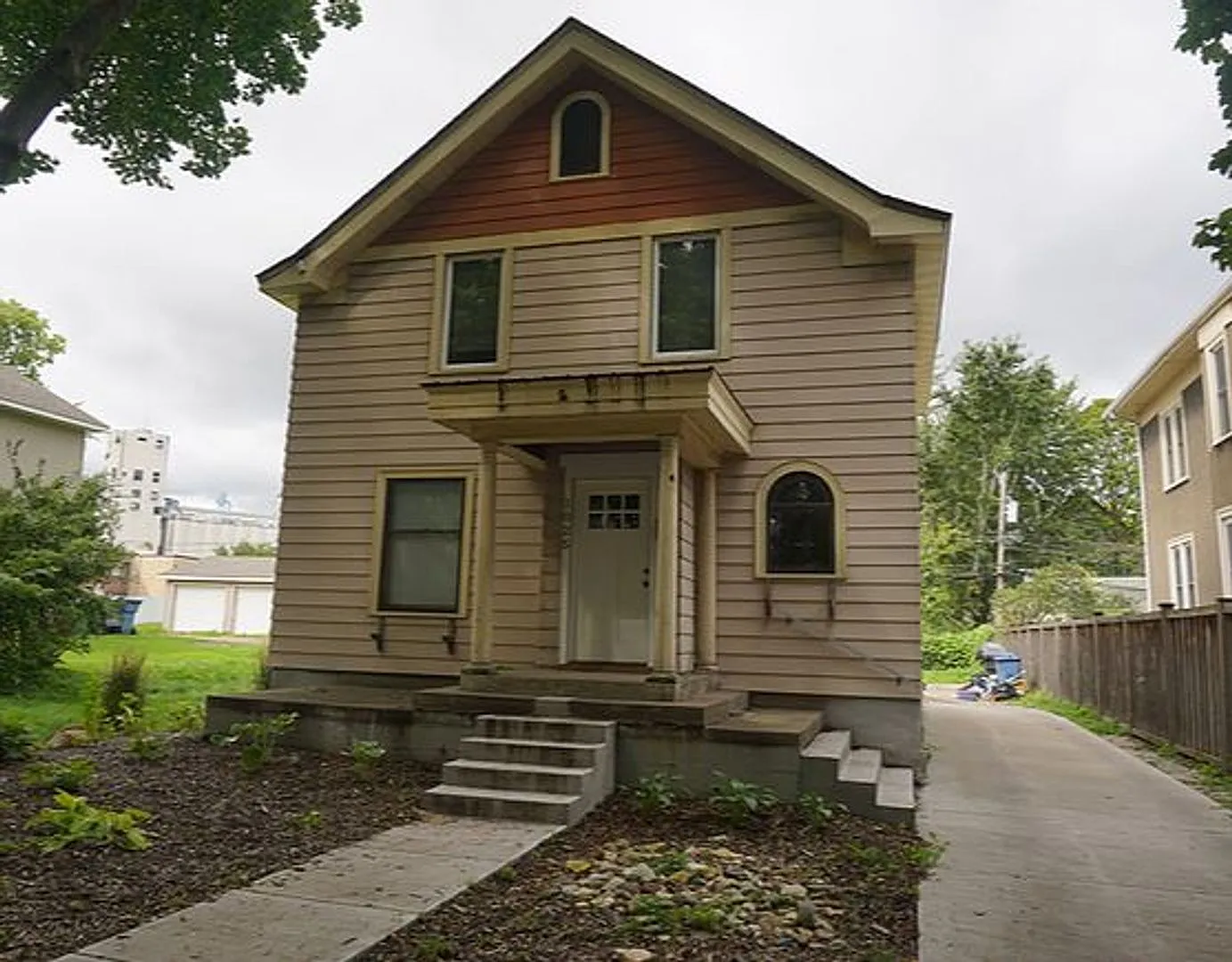 Affordable 5-Bedroom House Near U of M Campus — Photo 1
