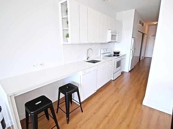 5th image of 1914 Main St APT 207