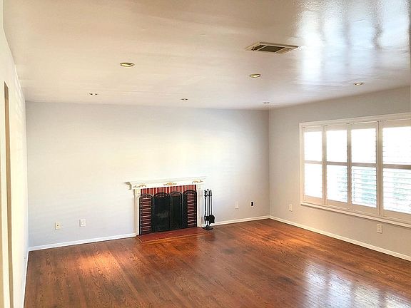 4th image of 1016 Crestwood Dr