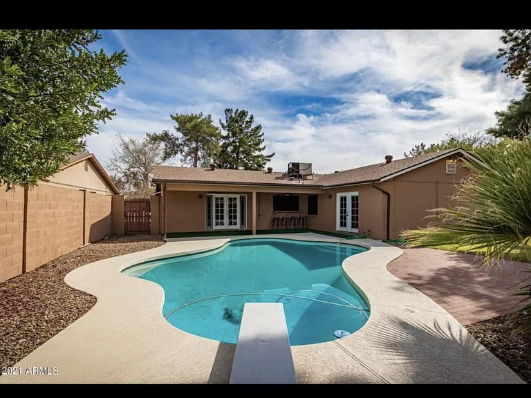2432 W Dailey St — Photo 32