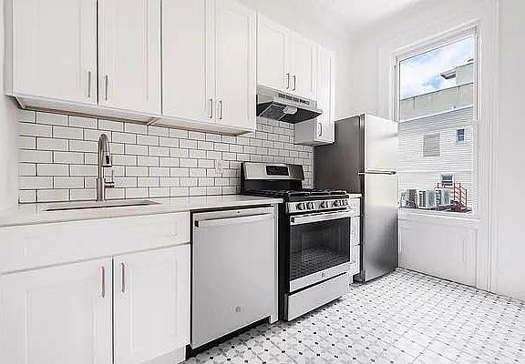 2nd image of 140 Bedford Ave APT 3