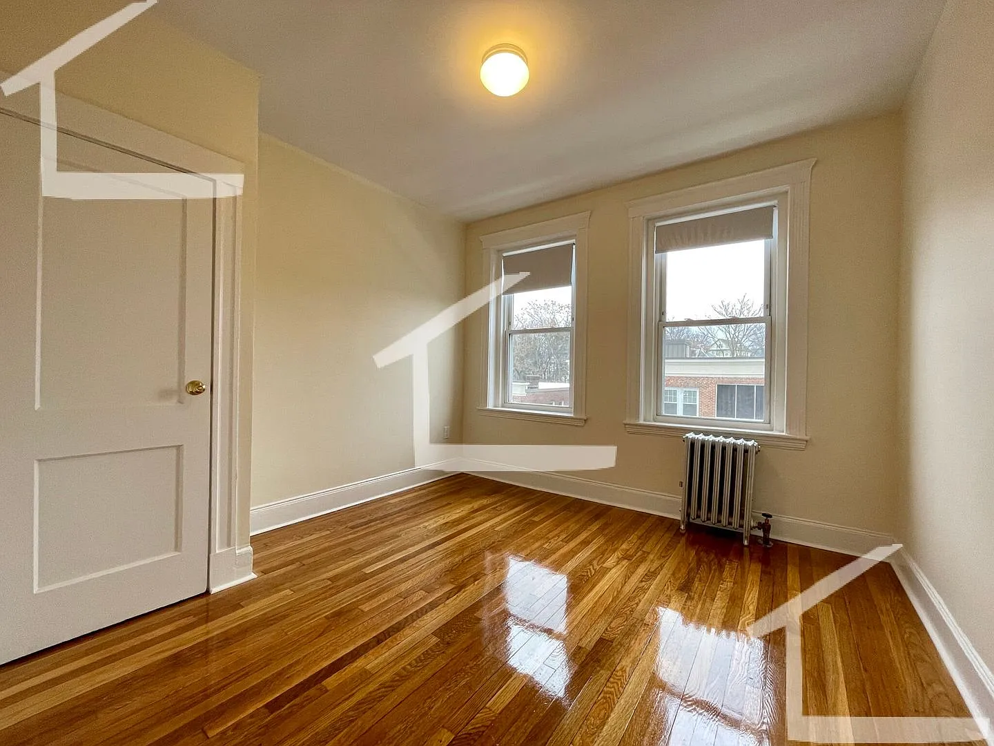 No Brokers Fee, No Security Deposit, Heat, Hot Water Included, Laundry on a Site — Photo 3