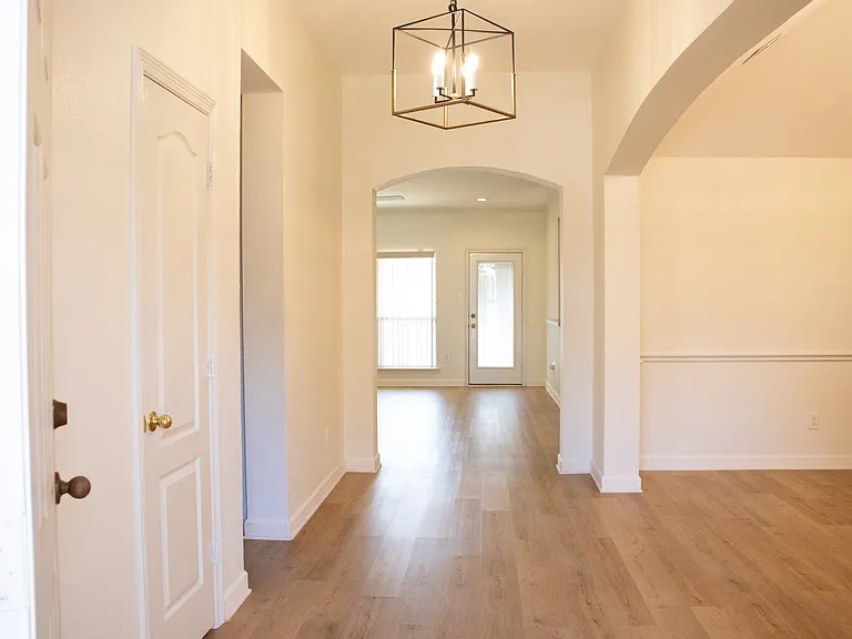 10305 Bent Tree Dr — Photo 2