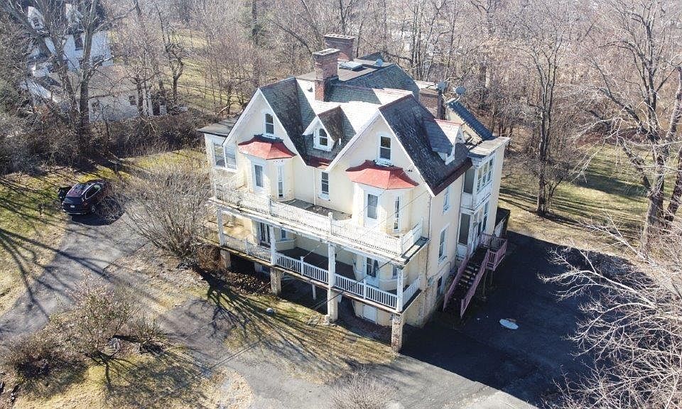 1st image of 375 Carpenter Avenue