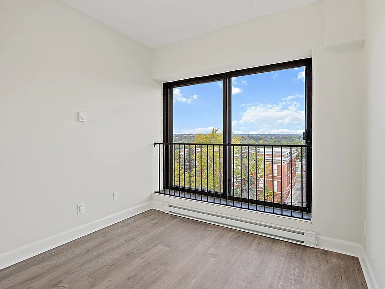 201 Hunter St E — Photo 17