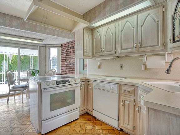 5th image of 30 Florgate Rd
