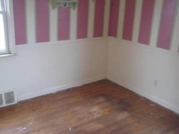 4th image of 2274 Rose Ave
