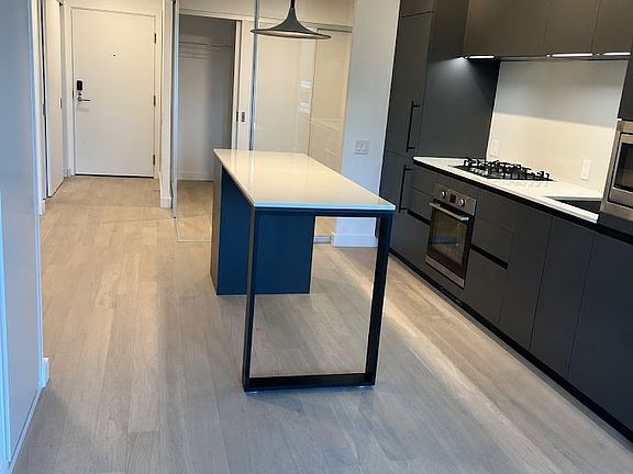 4th image of 1720 Bayview Ave #403