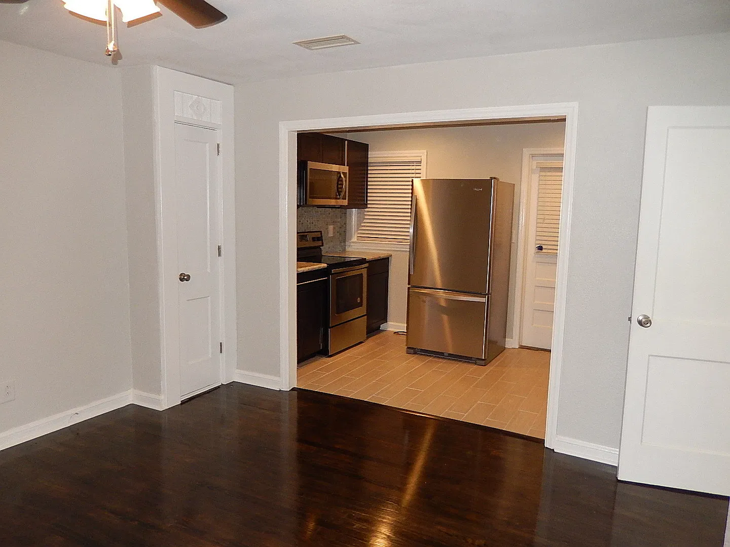 MODERN 2/1 w/ Stainless Steel Appliances, Screen Porch, Wood Floors, & Fenced Yard! $975/month Av... — Photo 4