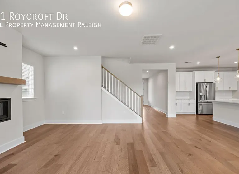 521 Roycroft Dr — Photo 2