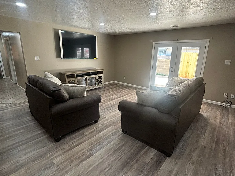 506 W Poe St — Photo 10