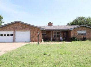 209 Sandalwood Ln, Levelland, TX 79336