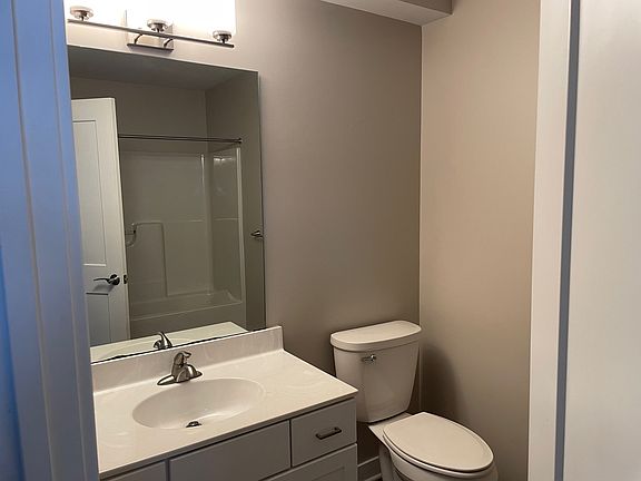 Main floor full bathroom