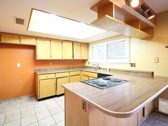 5th image of 8208 N 32nd Ave