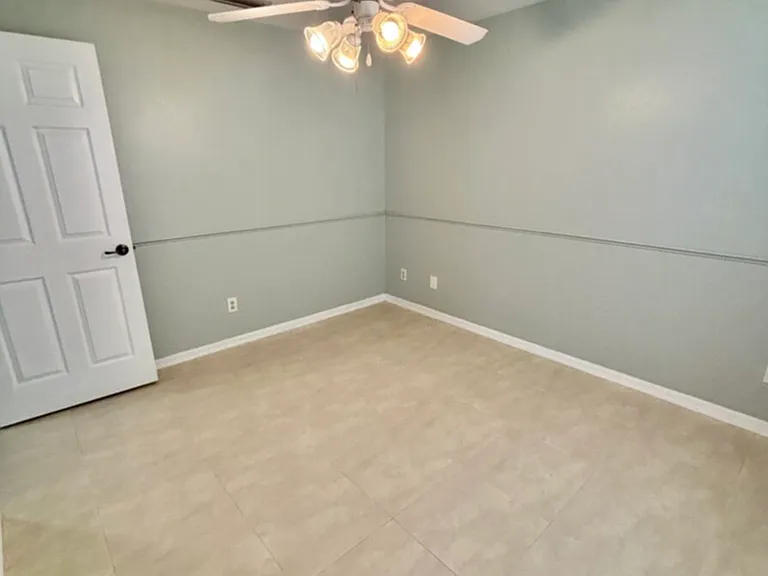 1405 Trafalgar Pkwy — Photo 60