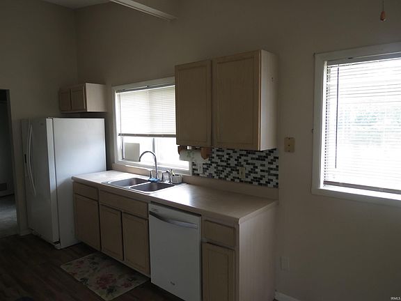 4th image of 3316 N Lincoln St