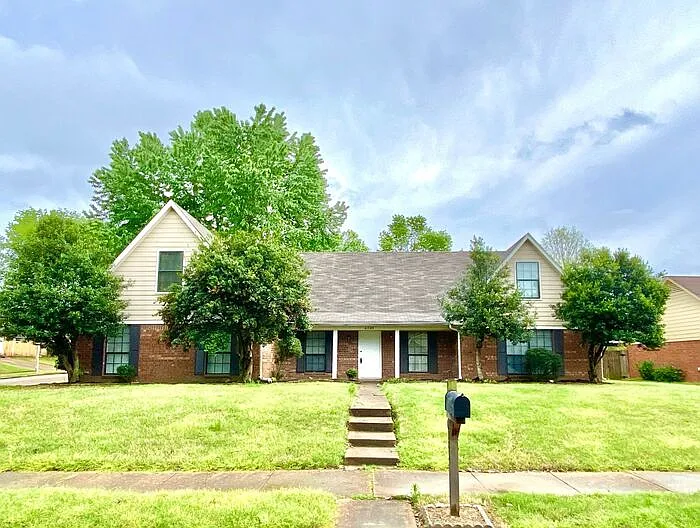 4 bed, 2.0 bath, 2424 sqft, $1,910 — Photo 2