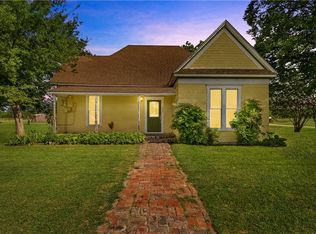 202 N 2nd St E, Mount Calm, TX 76673