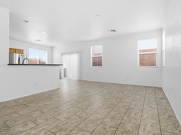 5th image of 7471 Nicklin St