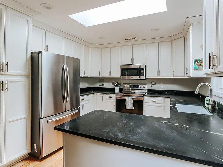 930 Saint Charles Ave — Photo 2