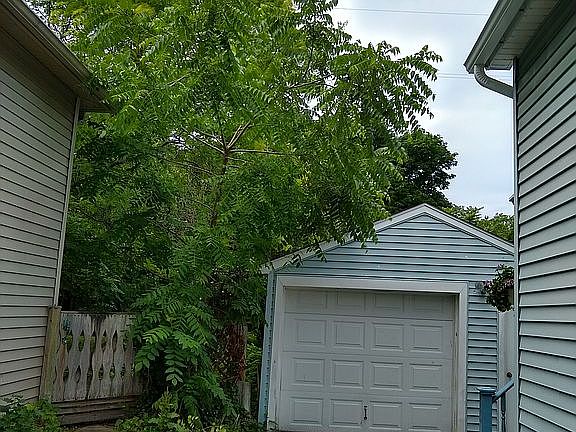 1.5 car garage 