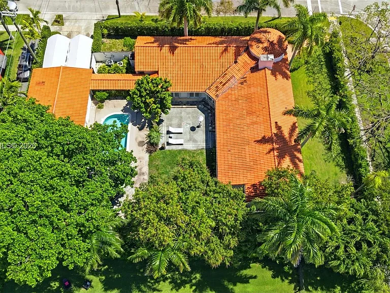 2300 S Miami Ave — Photo 43